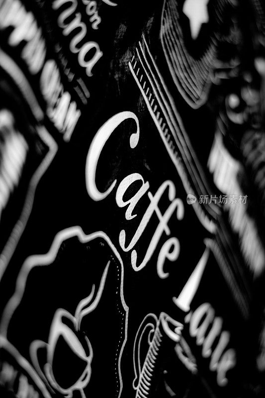 特写镜头的文字Caffe latte用白色字体写在黑布单上